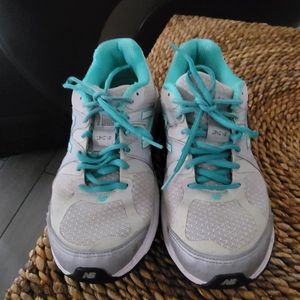 GUC WOMEN'S SZ 7 TURQUOISE & GRAY (SILVER) NEW BALANCE SNEAKERS.